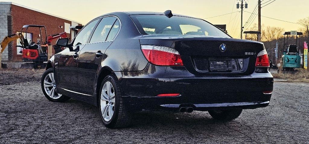 BMW 5-Series 528xi 2010