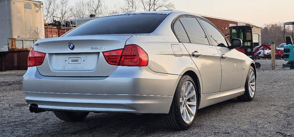 BMW 3-Series 328i SA SULEV 2011