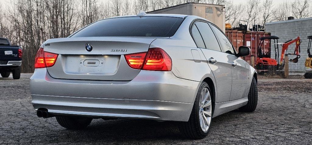 BMW 3-Series 328i SA SULEV 2011
