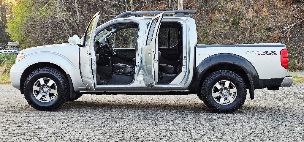 Nissan Frontier PRO-4X Crew Cab 4WD 2012