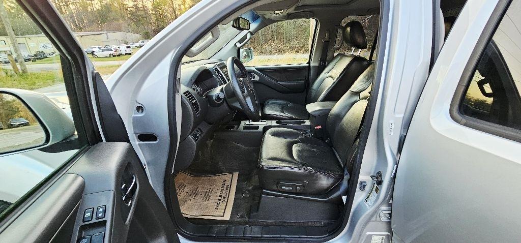 Nissan Frontier PRO-4X Crew Cab 4WD 2012