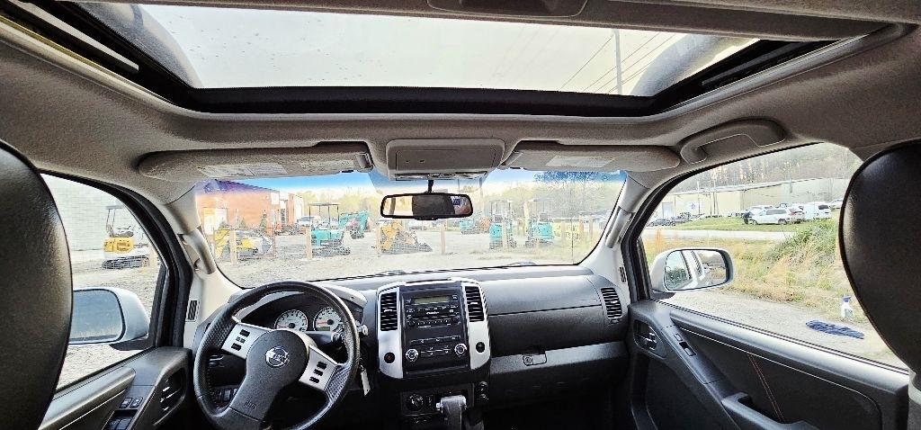 Nissan Frontier PRO-4X Crew Cab 4WD 2012