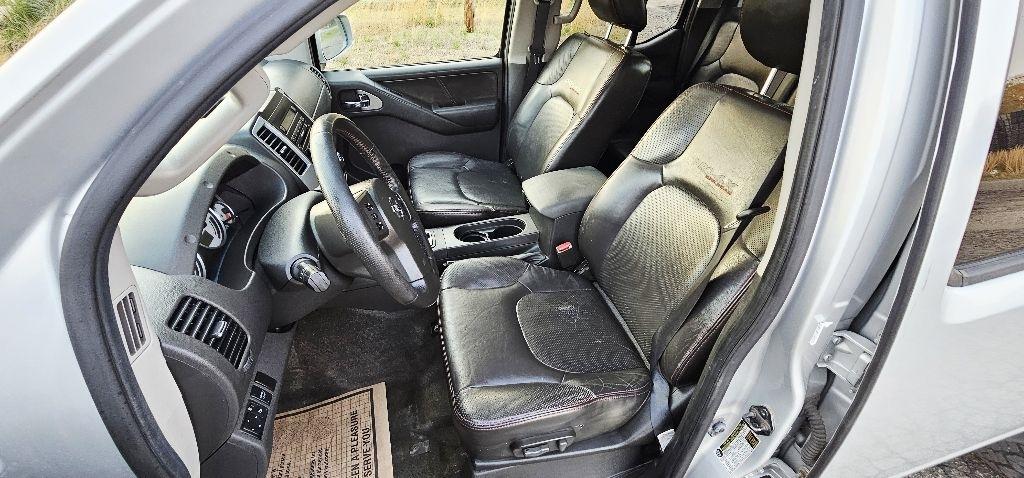 Nissan Frontier PRO-4X Crew Cab 4WD 2012