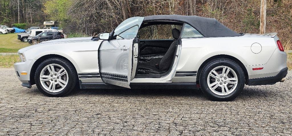 Ford Mustang V6 Convertible 2012