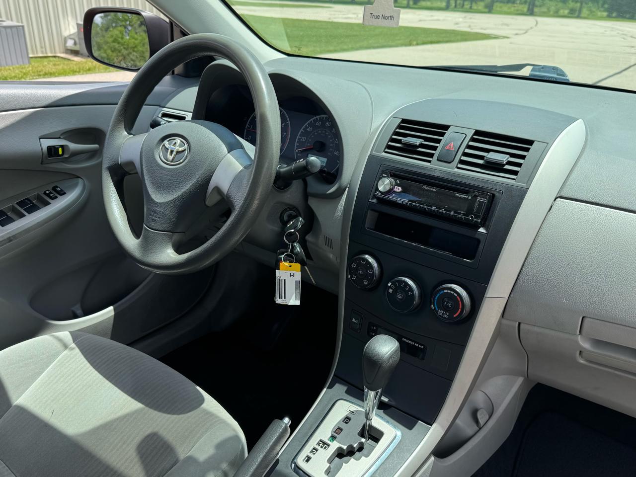 Toyota Corolla Base 5-Speed MT 2010