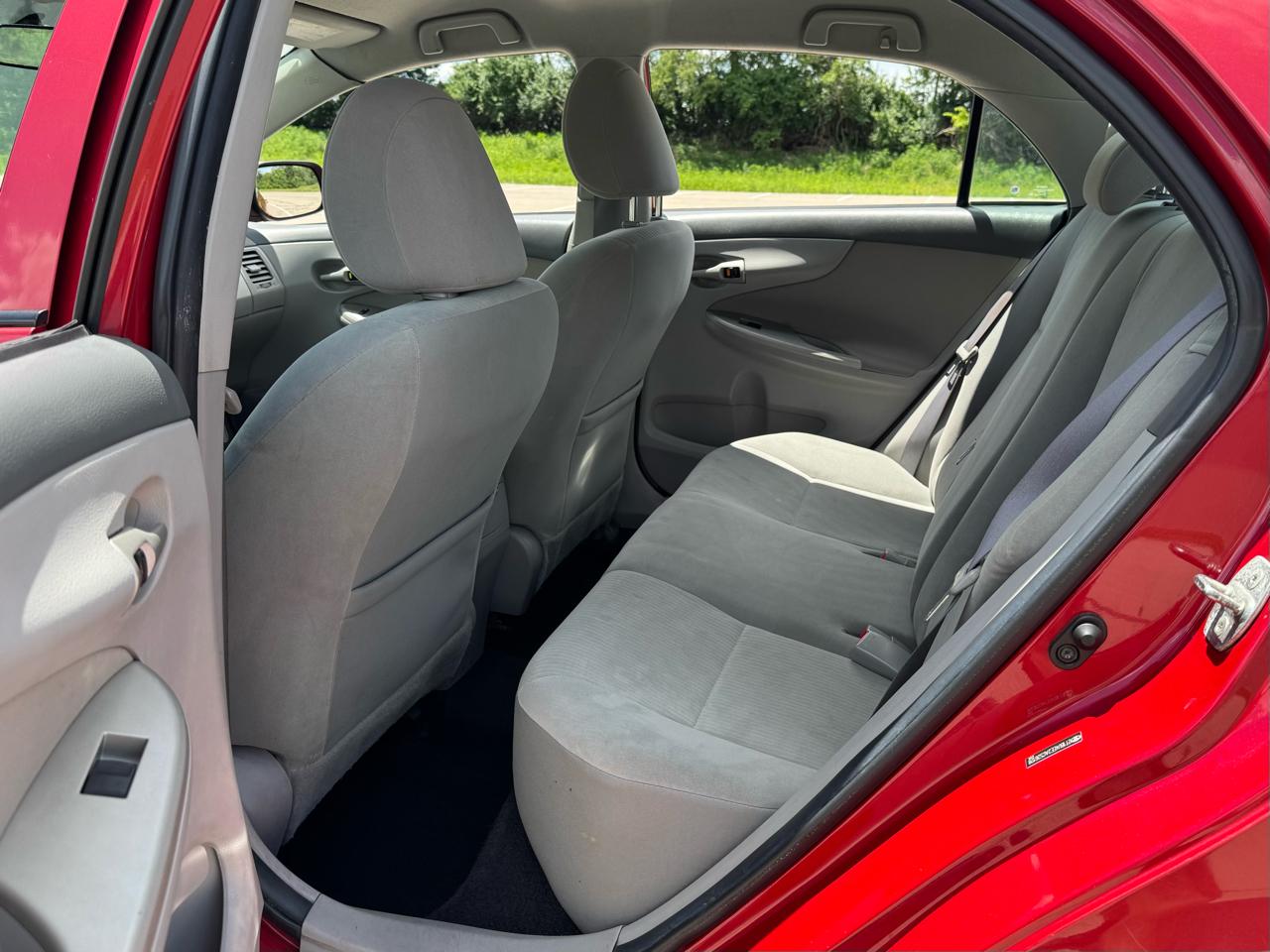 Toyota Corolla Base 5-Speed MT 2010