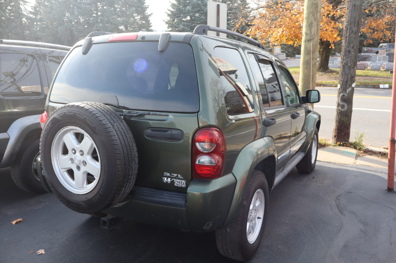 2006 Jeep Liberty Sport photo 2