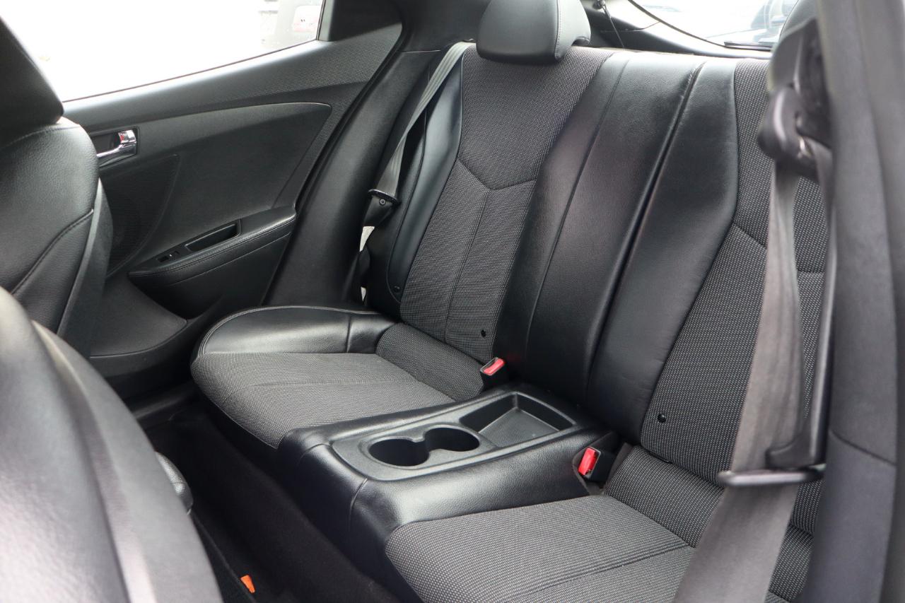 Hyundai Veloster Base 2013