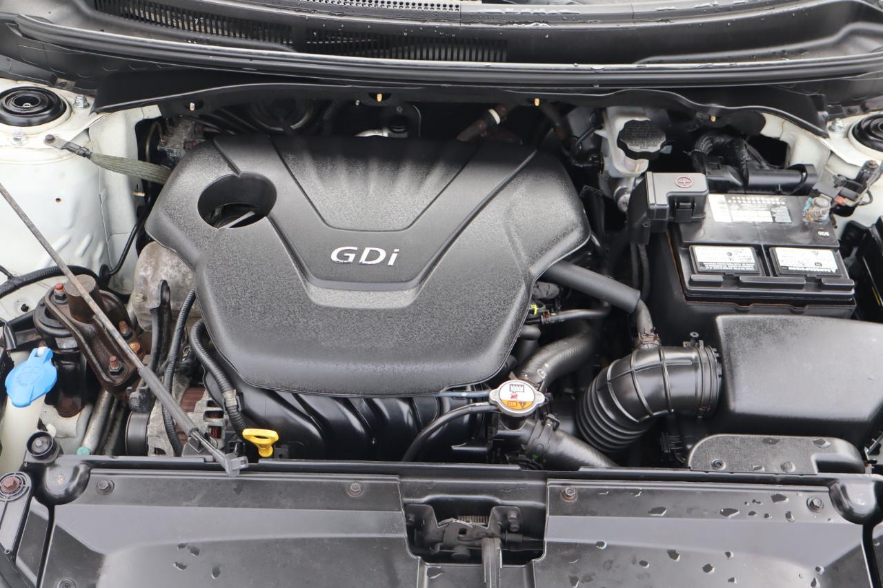 Hyundai Veloster Base 2013