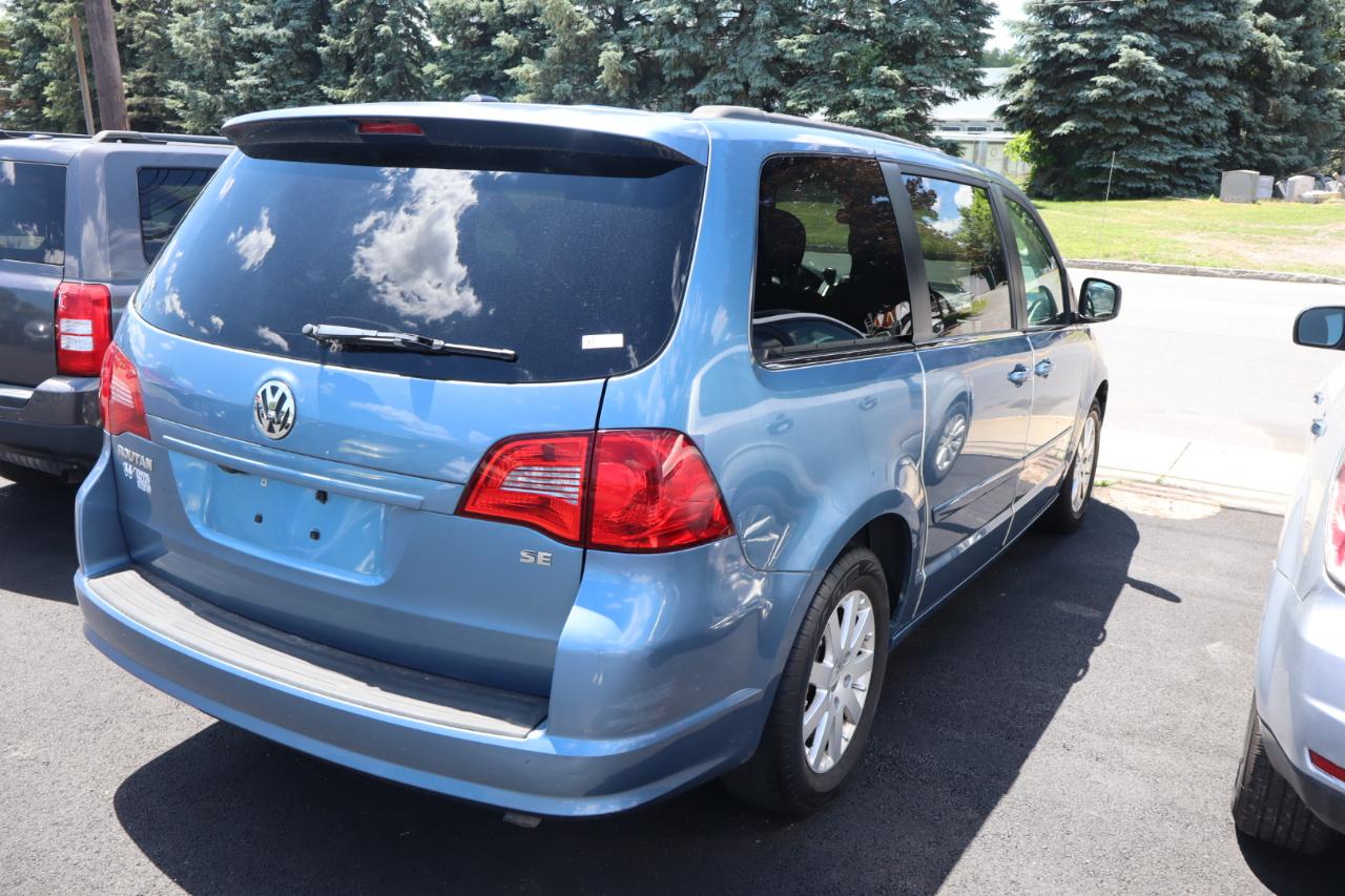 Volkswagen Routan SE 2011