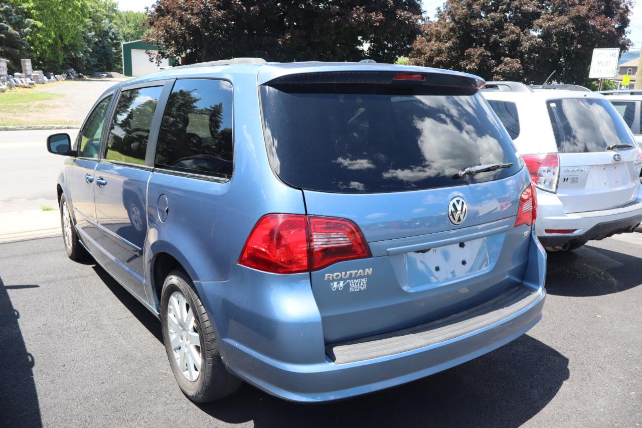 Volkswagen Routan SE 2011