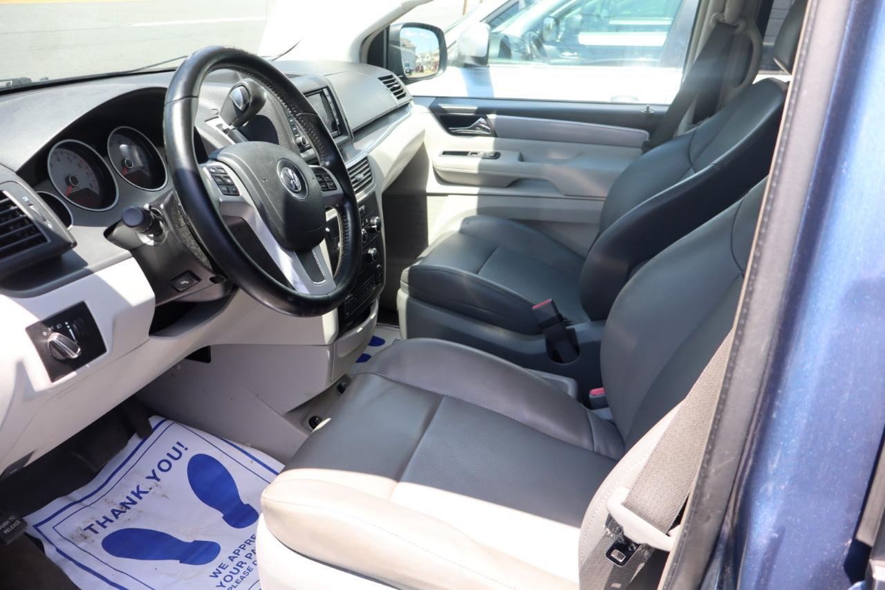 Volkswagen Routan SE 2011