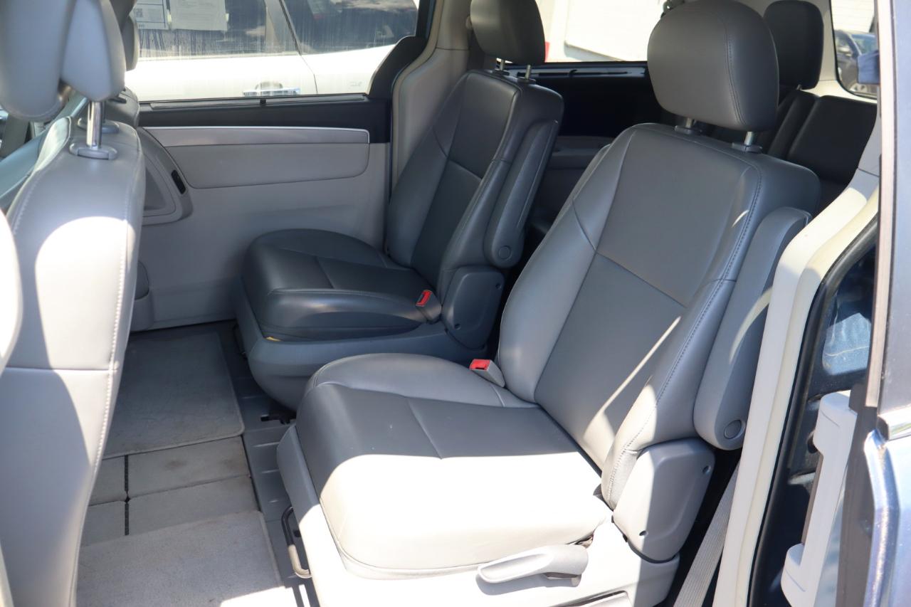 Volkswagen Routan SE 2011