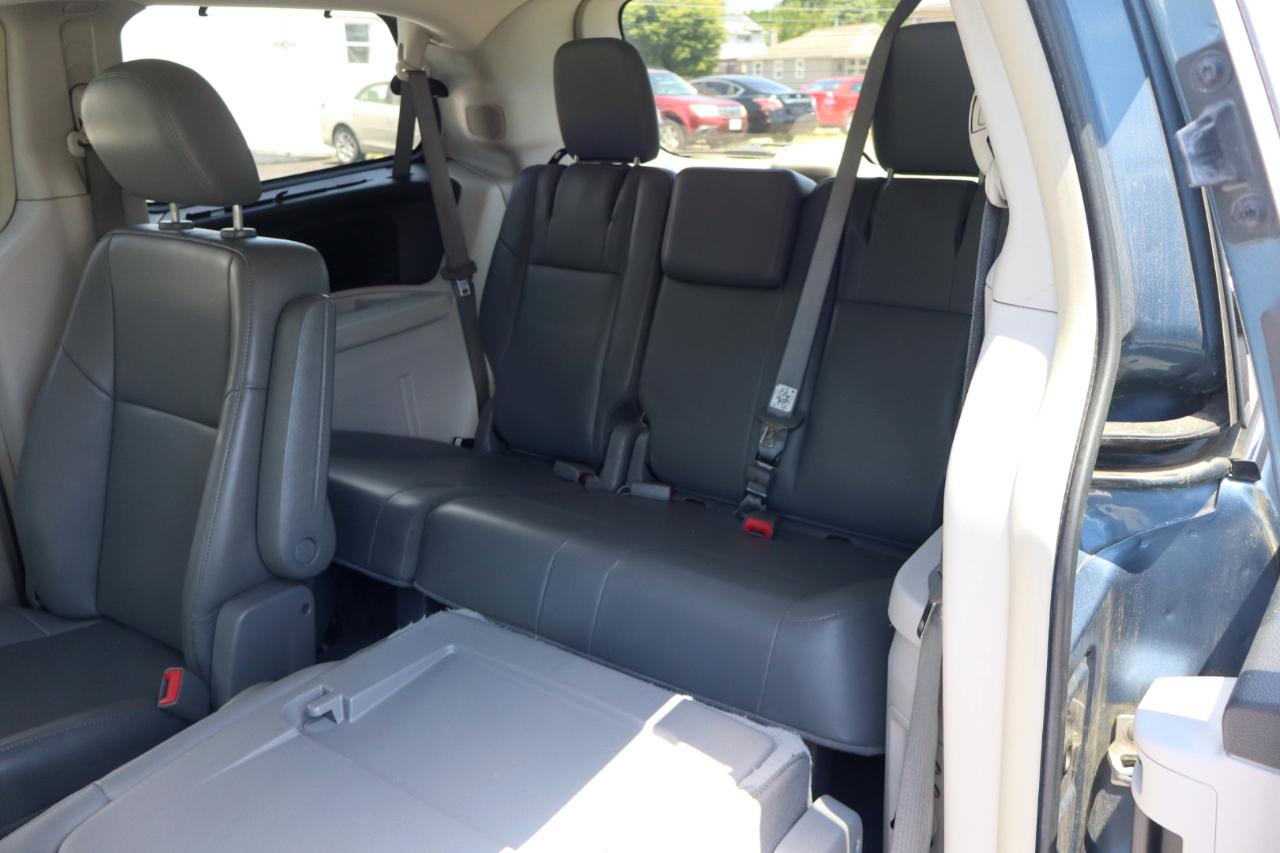 Volkswagen Routan SE 2011