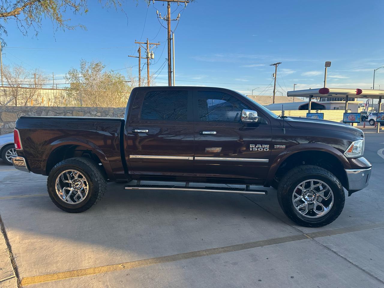 RAM 1500 4WD Crew Cab 140.5" Laramie Limited 2015