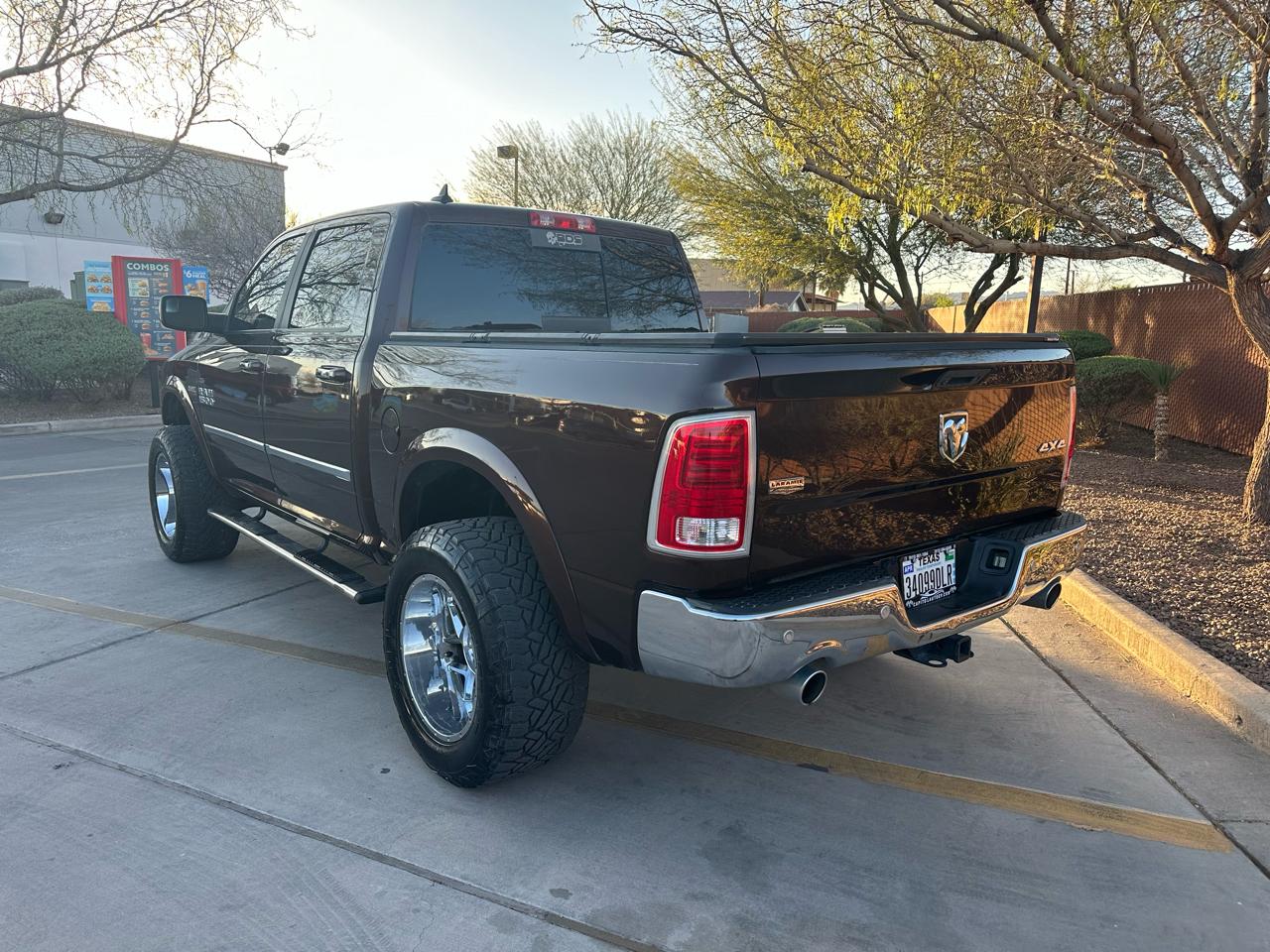 RAM 1500 4WD Crew Cab 140.5" Laramie Limited 2015