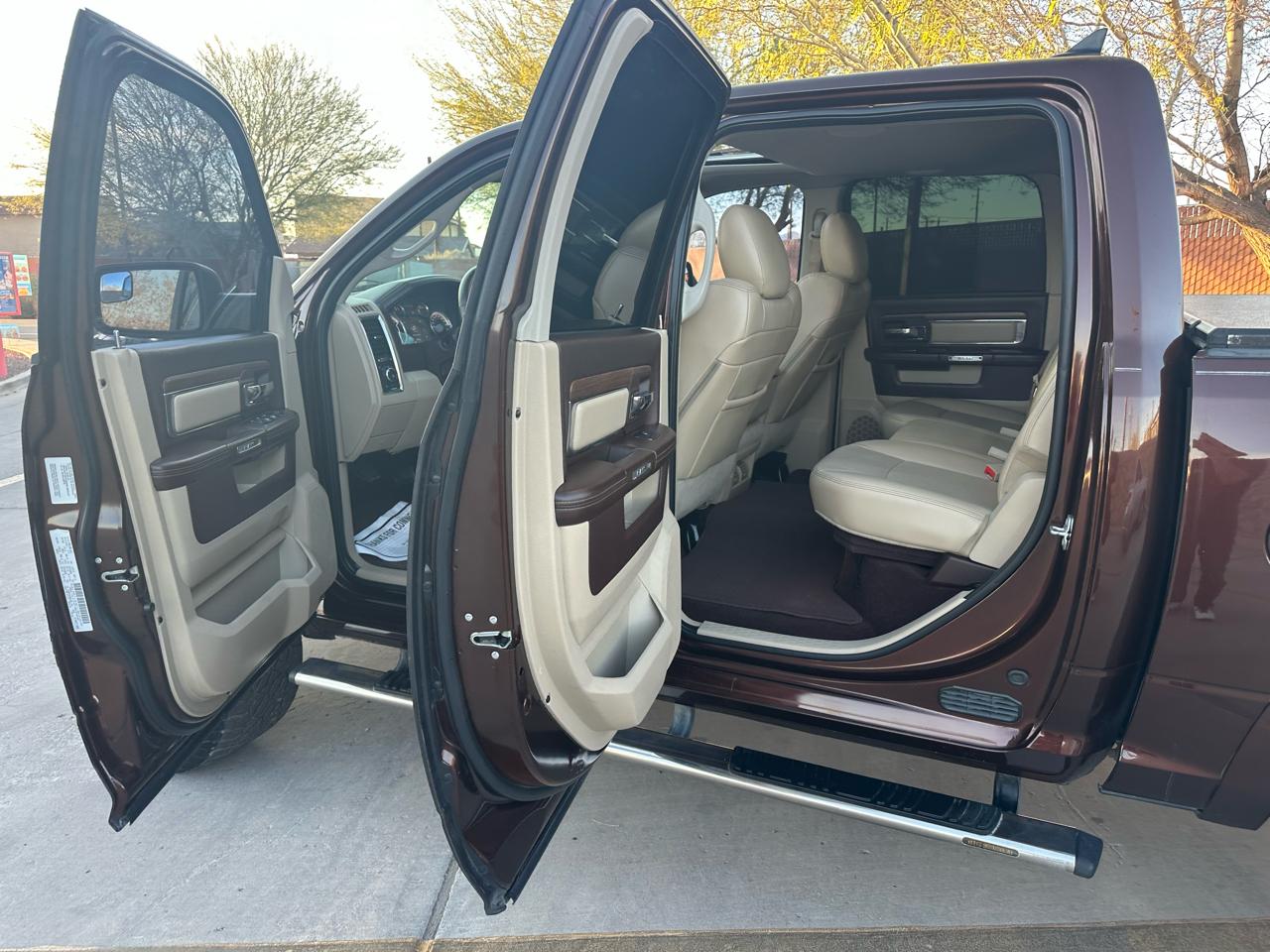 RAM 1500 4WD Crew Cab 140.5" Laramie Limited 2015