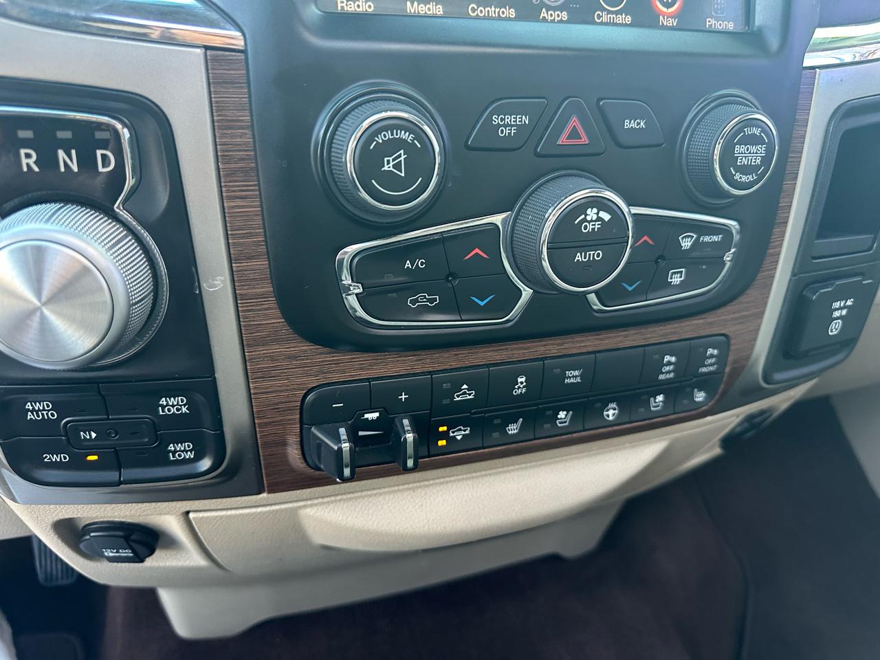 RAM 1500 4WD Crew Cab 140.5" Laramie Limited 2015