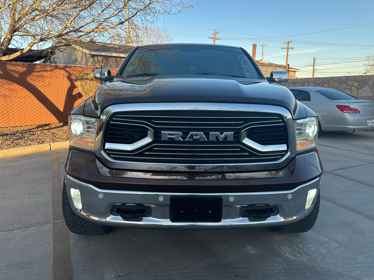 RAM 1500 4WD Crew Cab 140.5" Laramie Limited 2015