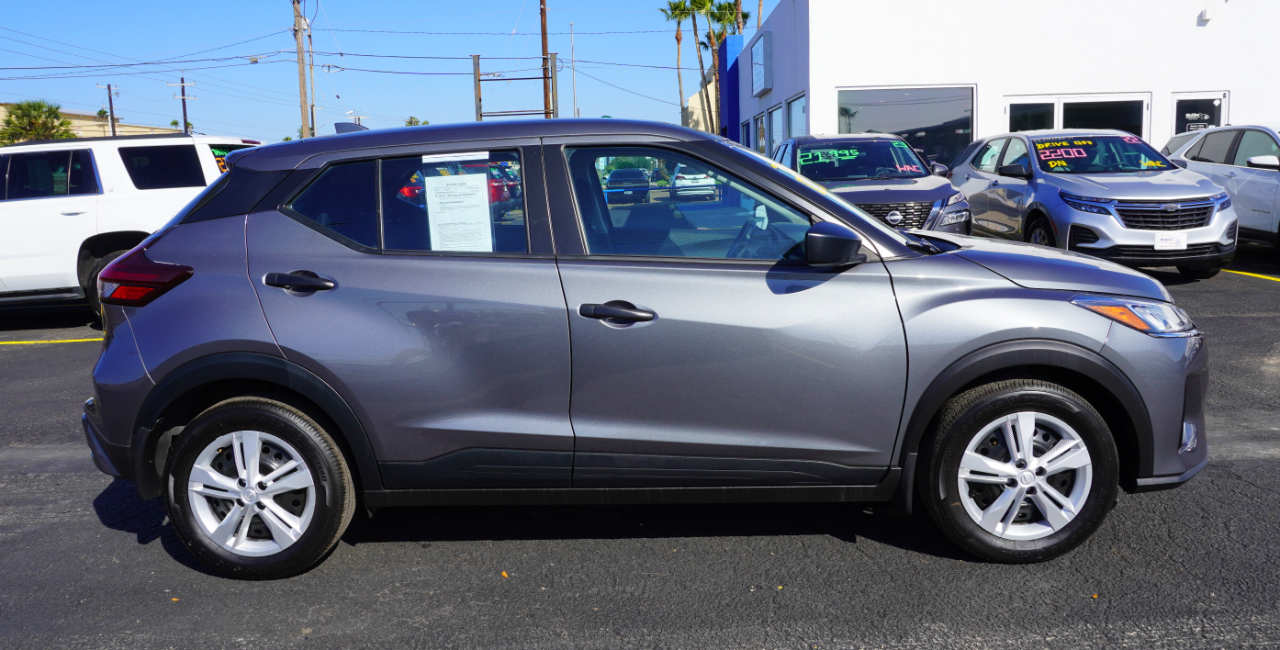 2025 Nissan KICKS PLAY Base's photo