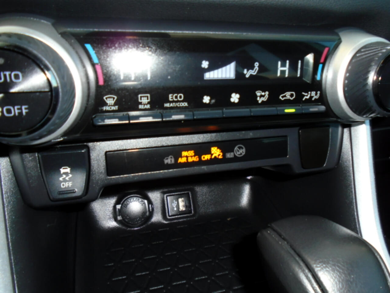 Toyota RAV4 Hybrid LE AWD (Natl) 2024