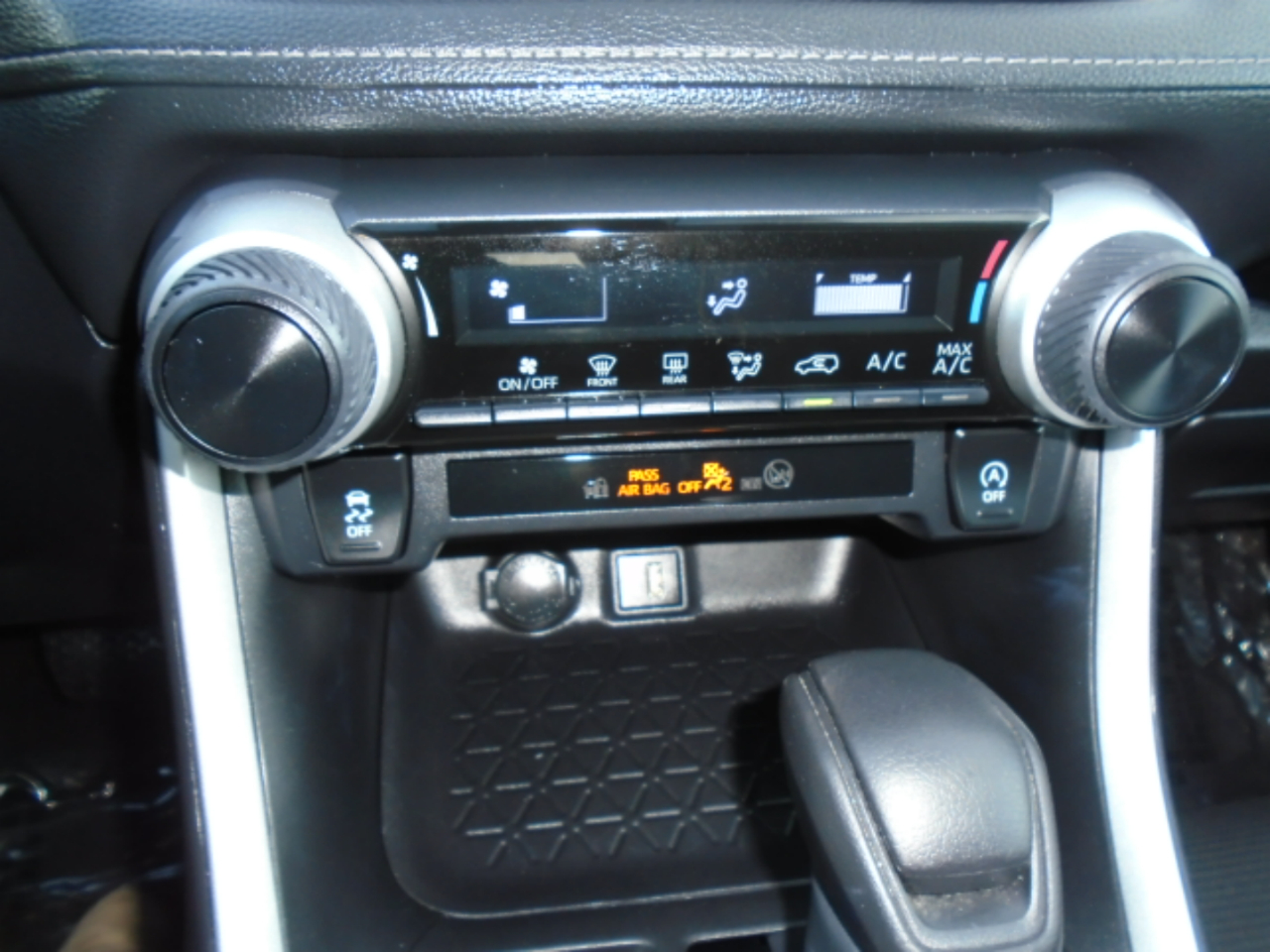 Toyota RAV4 LE AWD (Natl) 2024