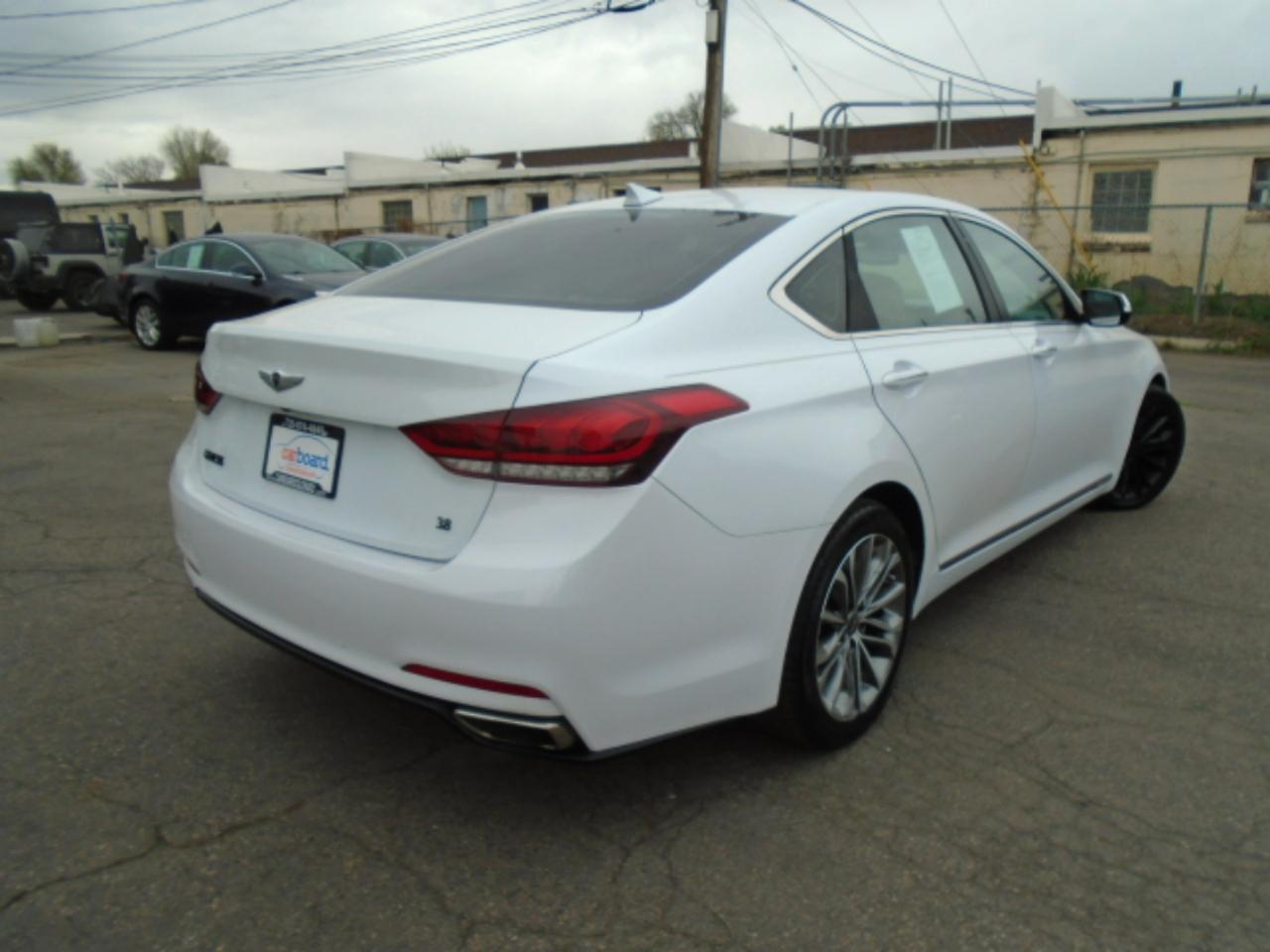 Hyundai Genesis 4dr Sdn V6 3.8L RWD 2015