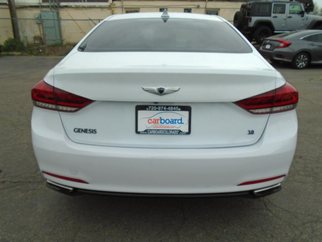 Hyundai Genesis 4dr Sdn V6 3.8L RWD 2015