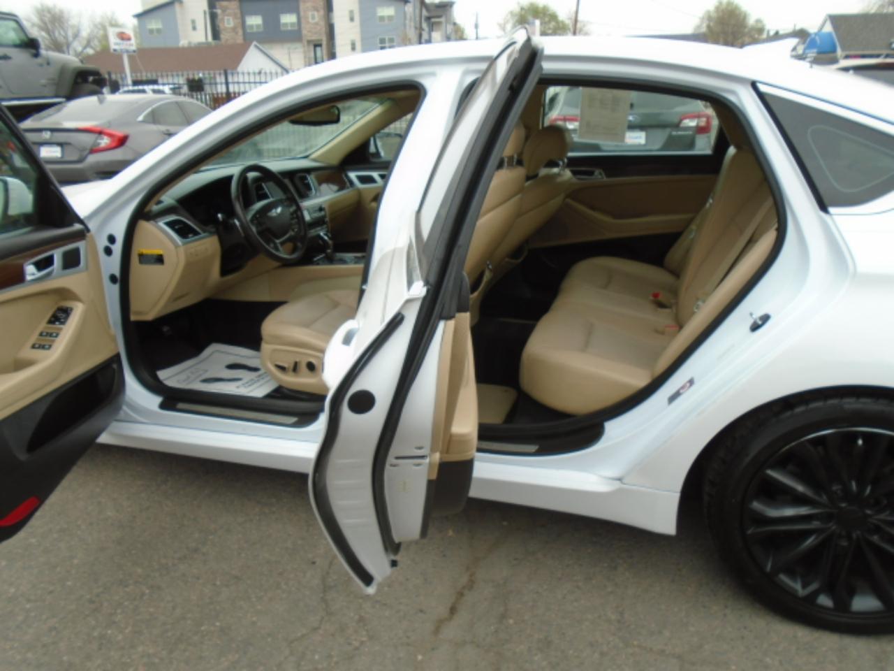 Hyundai Genesis 4dr Sdn V6 3.8L RWD 2015