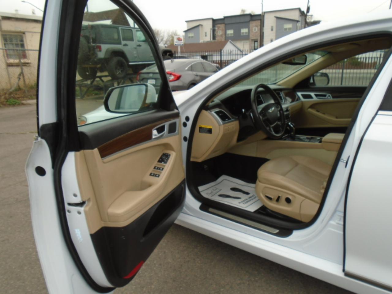 Hyundai Genesis 4dr Sdn V6 3.8L RWD 2015