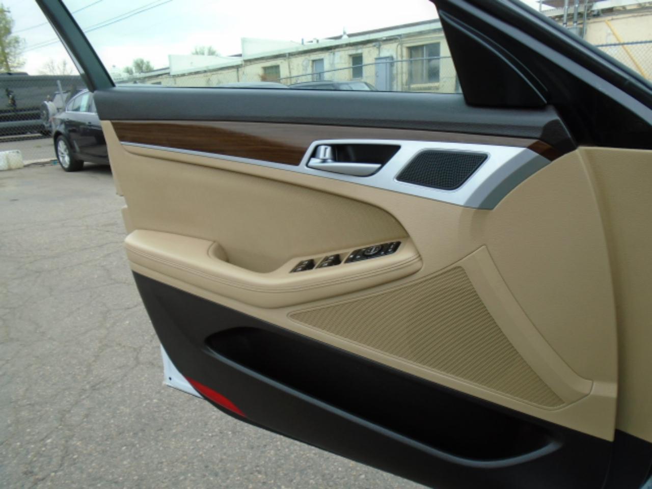 Hyundai Genesis 4dr Sdn V6 3.8L RWD 2015