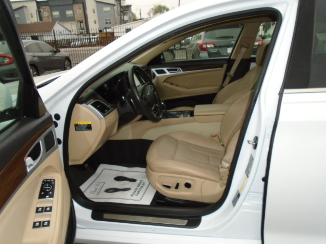 Hyundai Genesis 4dr Sdn V6 3.8L RWD 2015