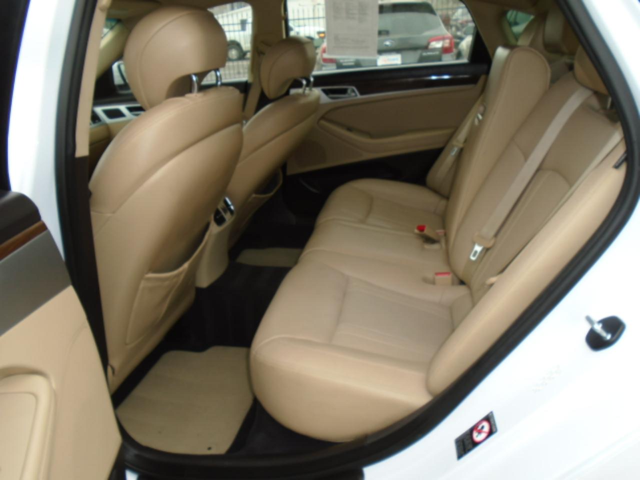 Hyundai Genesis 4dr Sdn V6 3.8L RWD 2015