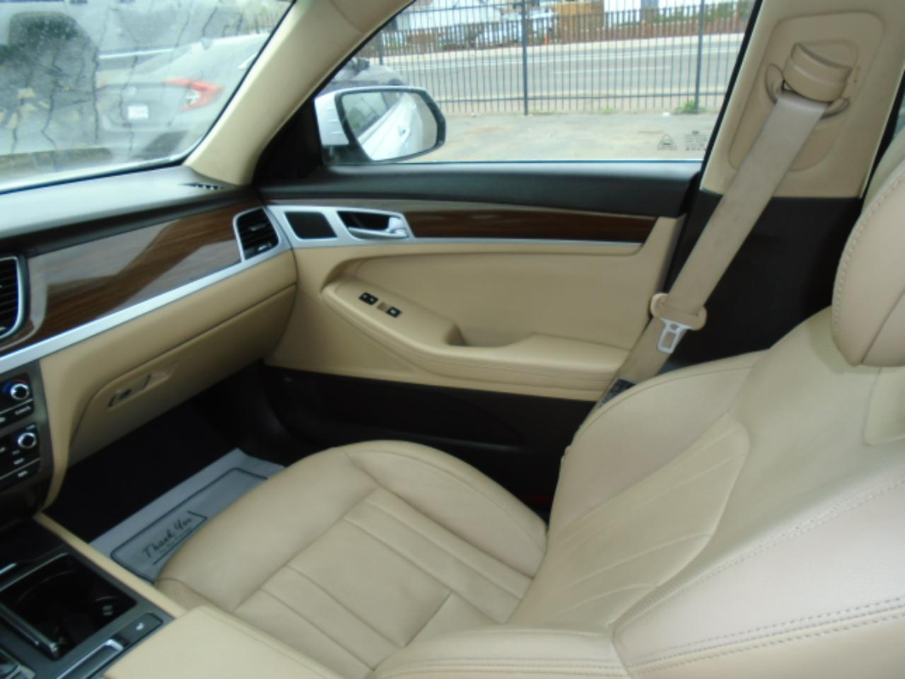 Hyundai Genesis 4dr Sdn V6 3.8L RWD 2015