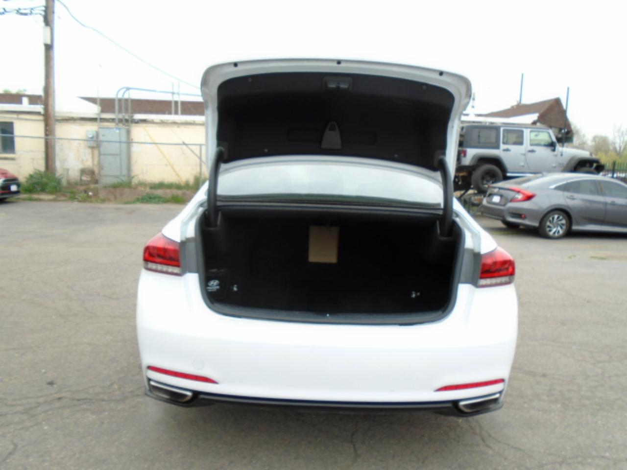 Hyundai Genesis 4dr Sdn V6 3.8L RWD 2015