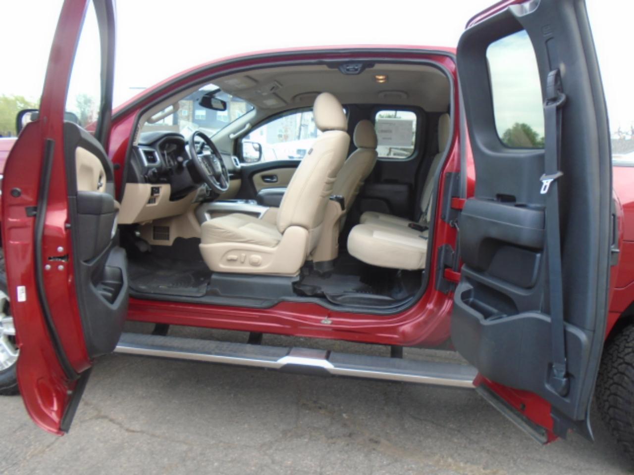 Nissan Titan 4x4 King Cab SV 2017