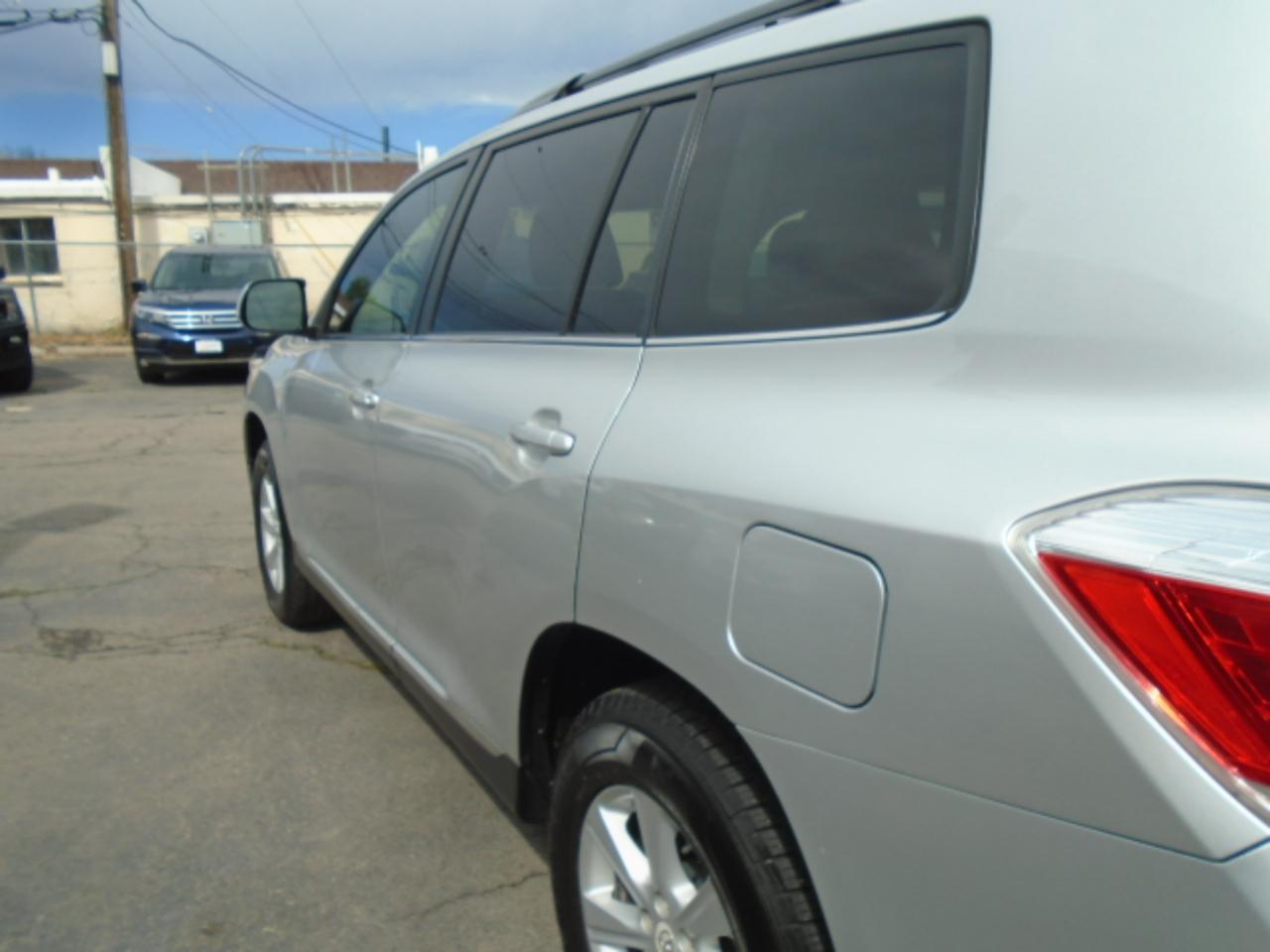 Toyota Highlander 4WD 4dr V6 SE (Natl) 2011