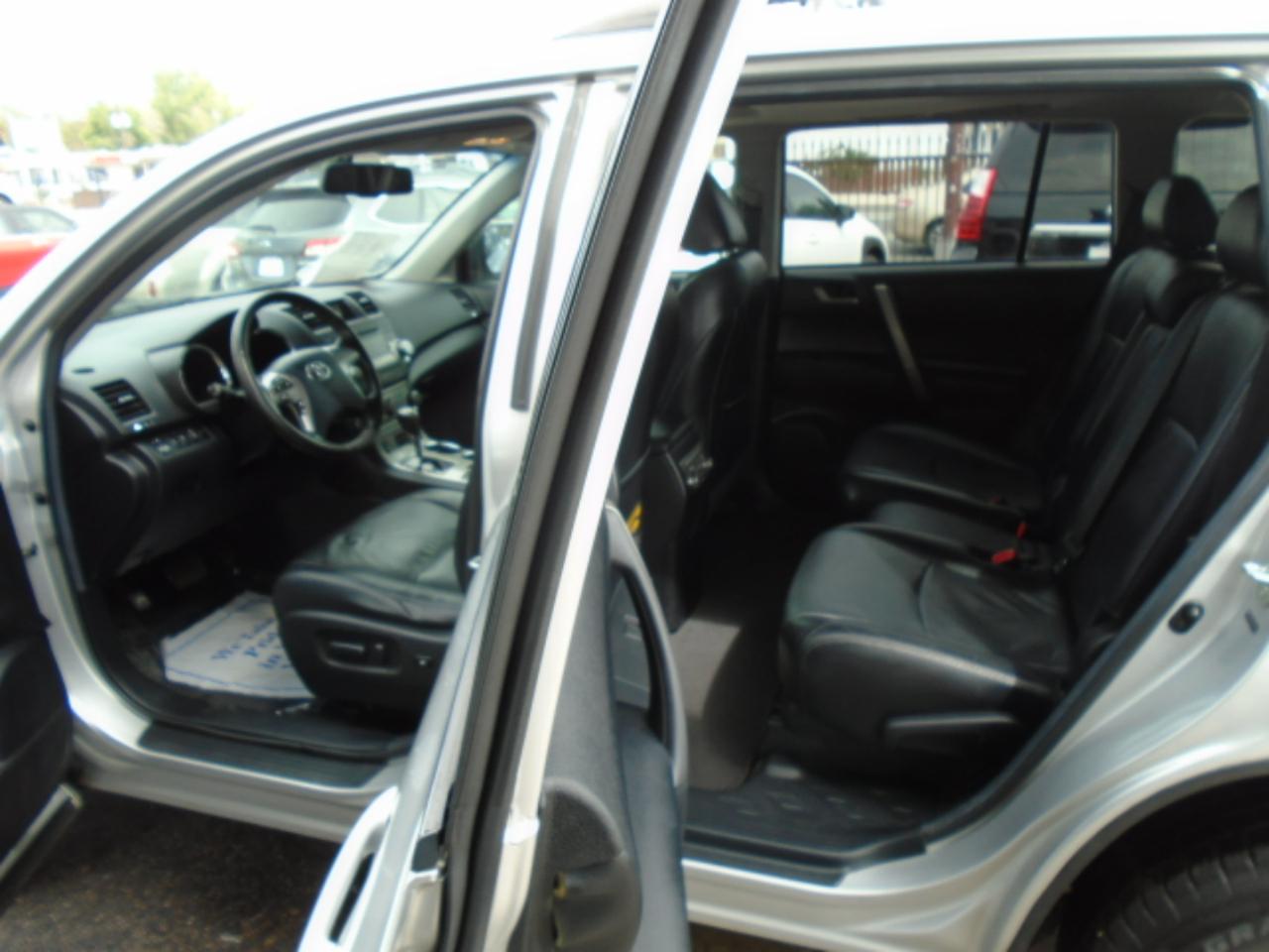 Toyota Highlander 4WD 4dr V6 SE (Natl) 2011