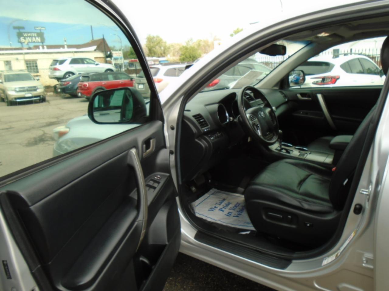 Toyota Highlander 4WD 4dr V6 SE (Natl) 2011