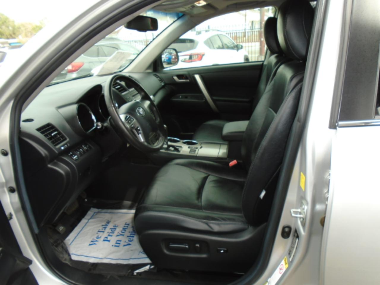 Toyota Highlander 4WD 4dr V6 SE (Natl) 2011