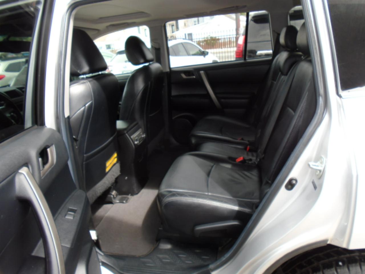 Toyota Highlander 4WD 4dr V6 SE (Natl) 2011