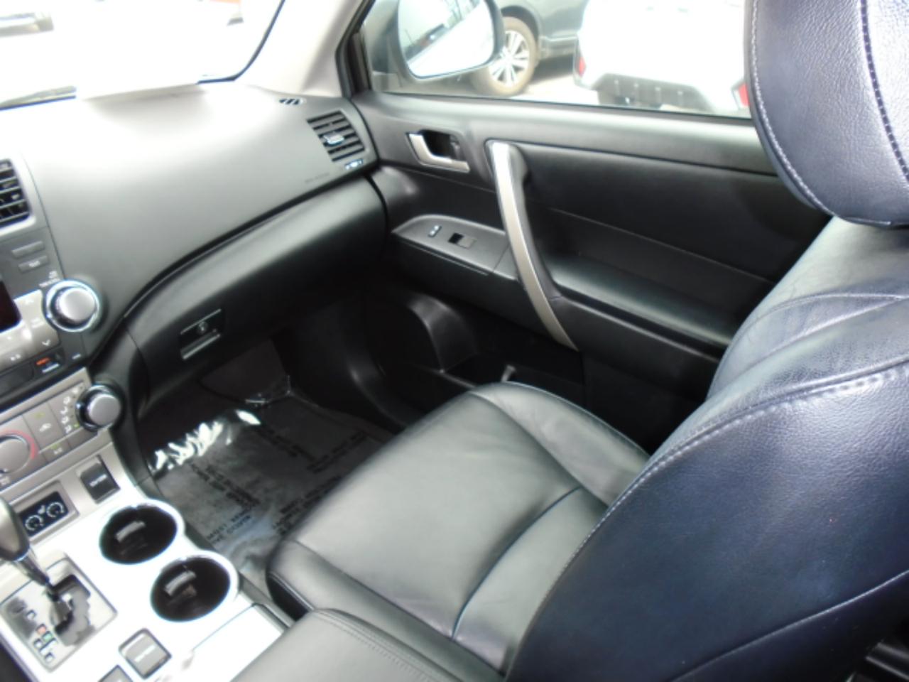 Toyota Highlander 4WD 4dr V6 SE (Natl) 2011