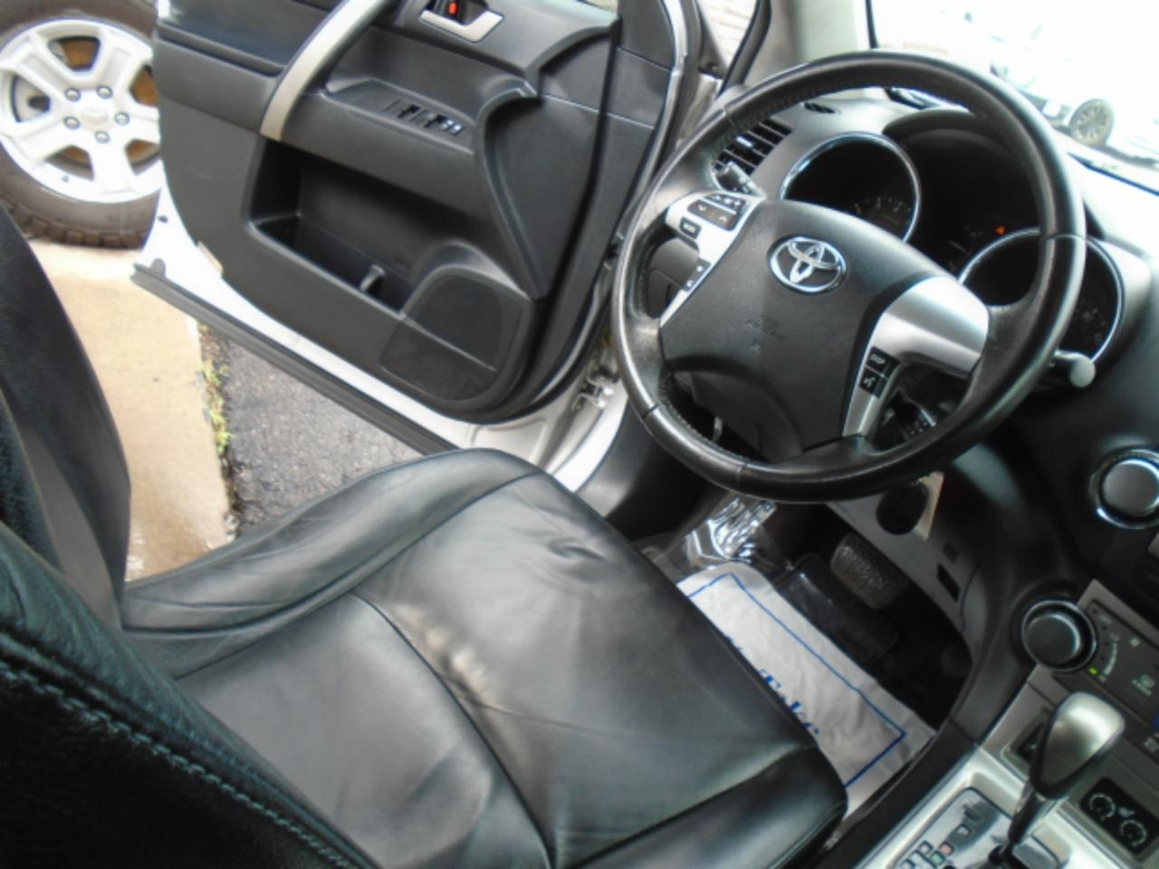 Toyota Highlander 4WD 4dr V6 SE (Natl) 2011