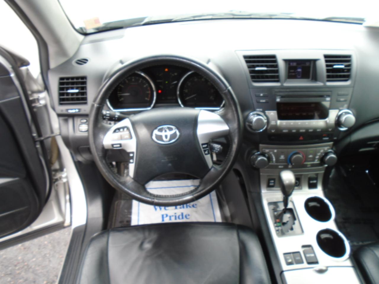 Toyota Highlander 4WD 4dr V6 SE (Natl) 2011