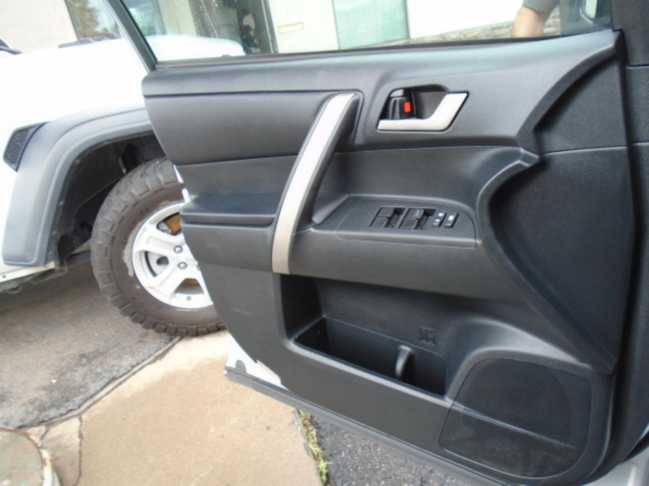 Toyota Highlander 4WD 4dr V6 SE (Natl) 2011