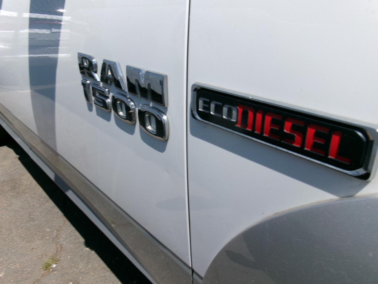 RAM 1500 4WD Crew Cab 140.5" Laramie 2016