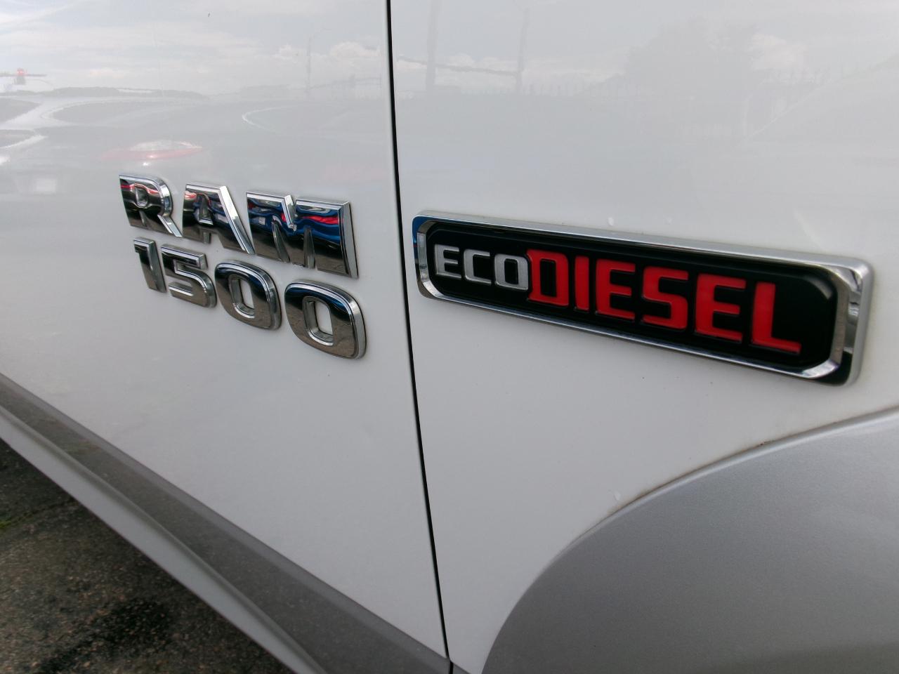 RAM 1500 4WD Crew Cab 140.5" Laramie 2016