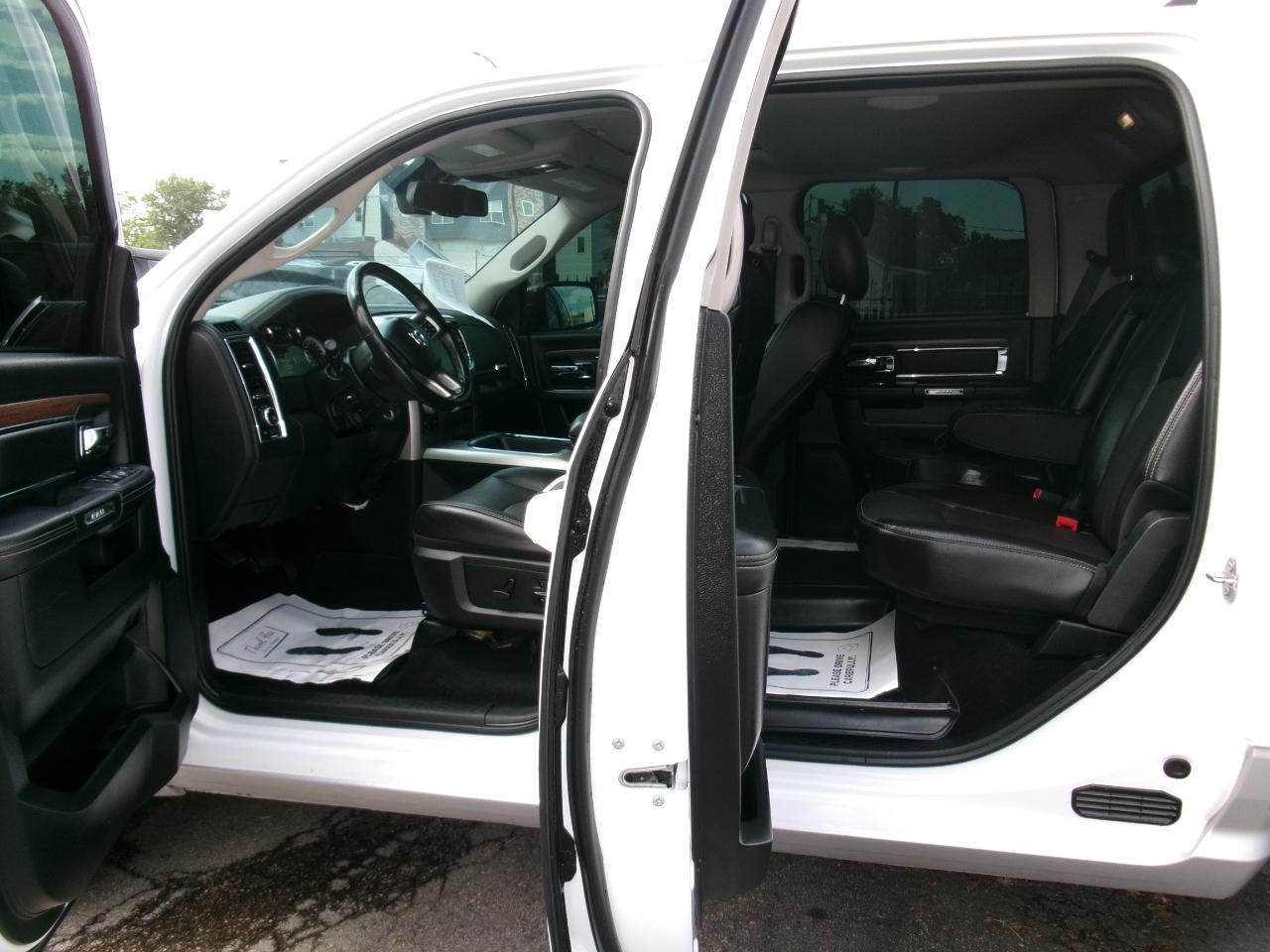 RAM 1500 4WD Crew Cab 140.5" Laramie 2016