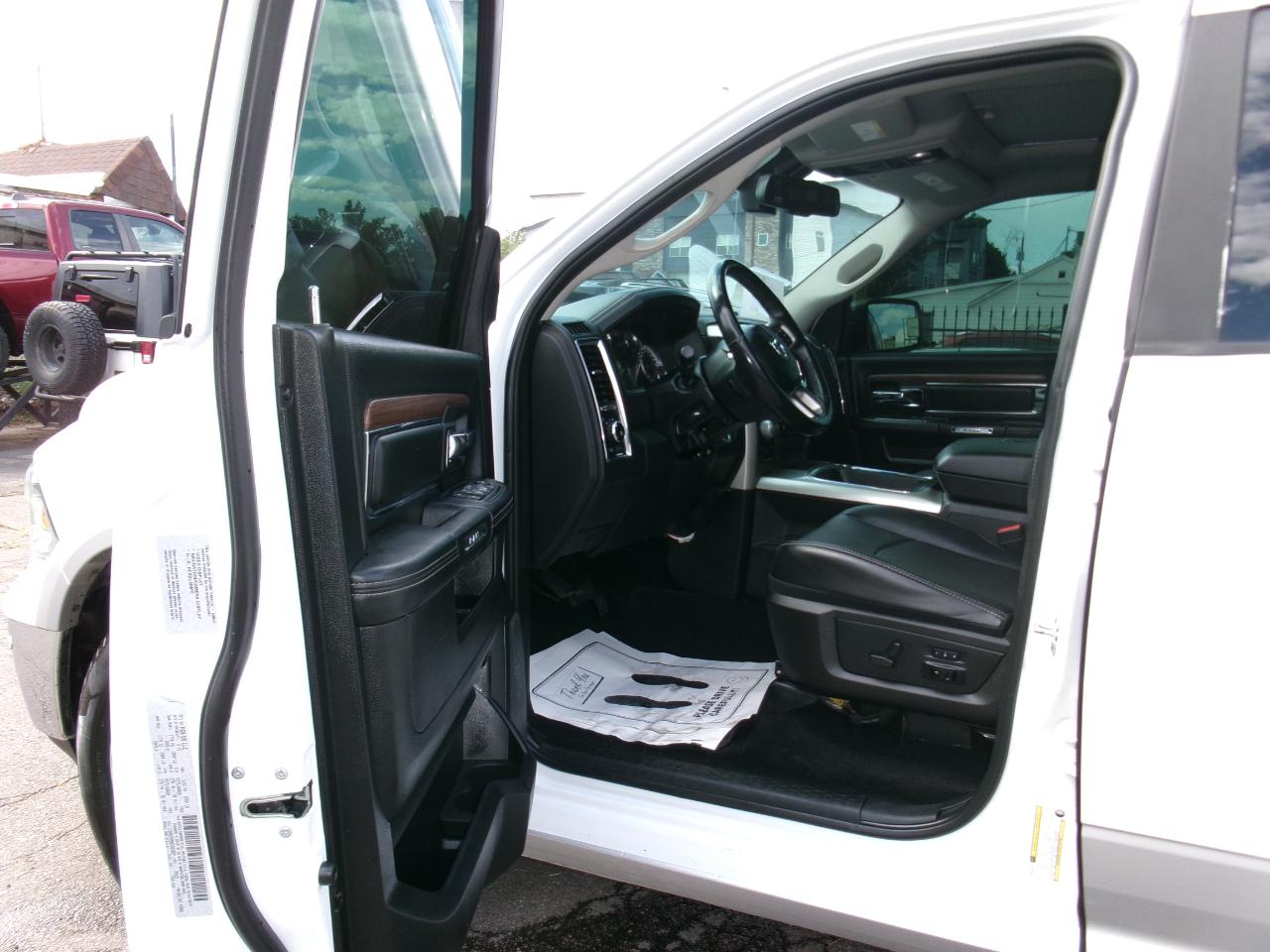 RAM 1500 4WD Crew Cab 140.5" Laramie 2016