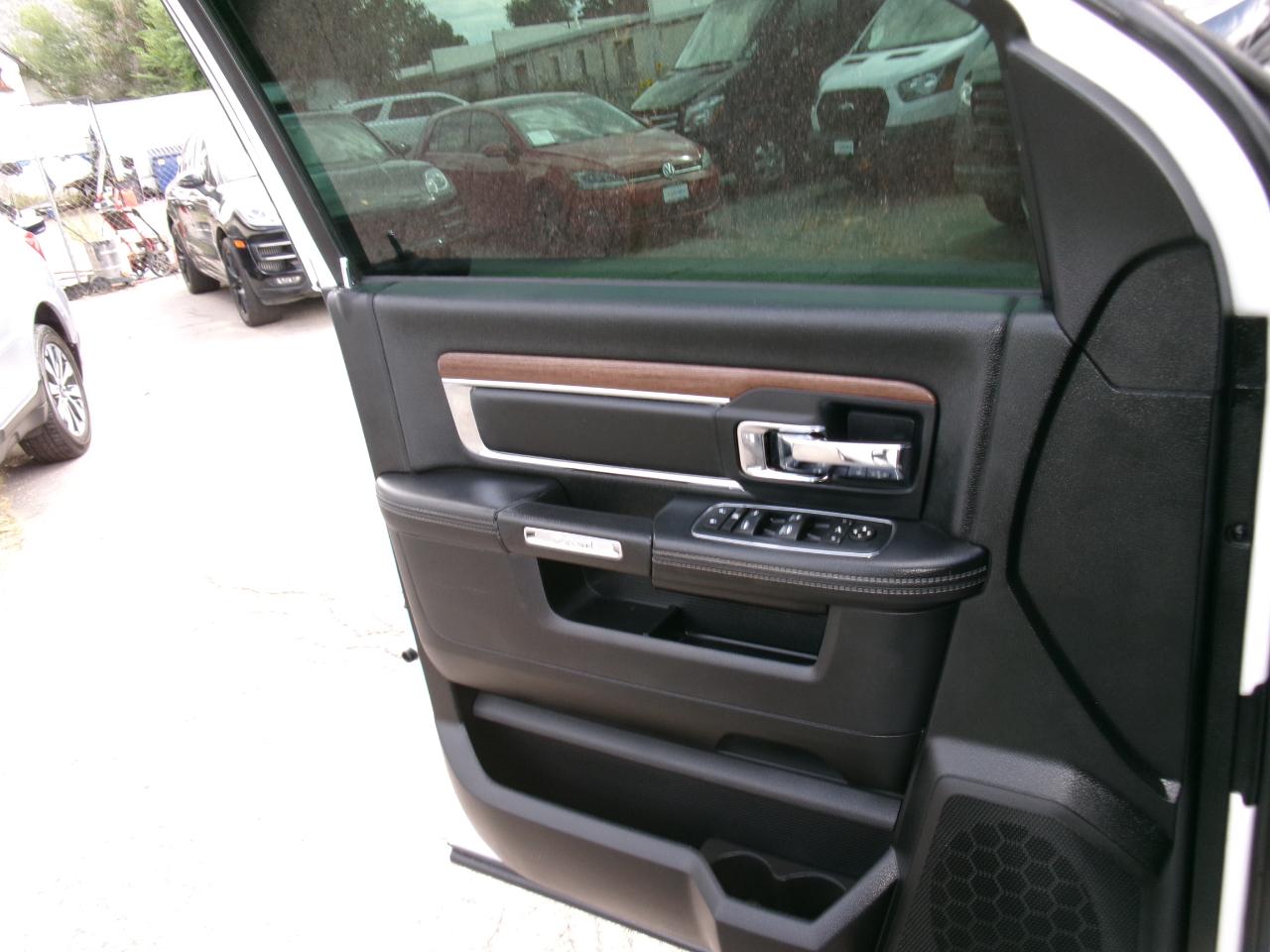 RAM 1500 4WD Crew Cab 140.5" Laramie 2016